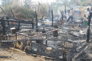 Slums fire in Rakkad una, रक्कड़ में झुग्गियों में लगी आग