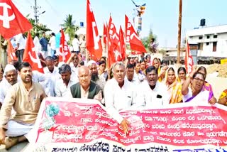 farmers-union-all-india-kisan-sabha-protesting-in-front-of-umesh-jadhavs-house