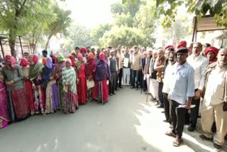 ग्रामीणों ने एसपी को सौंपा ज्ञापन, submitted memorandum to SP