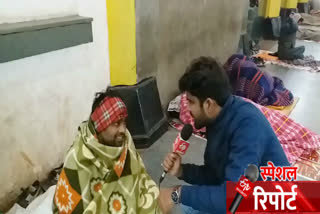 people in delhi are forced to sleep at railway station