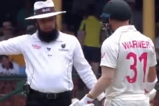 David Warner argues with Aleem Dar after umpire hands Australia 5-run penalty