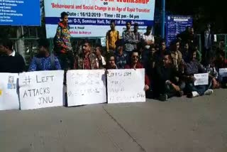 Students of DAVV indore protest against attack on students in JNU