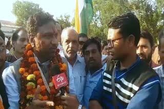 congress candidate vijay dewangan is the new mayor of dhamtari