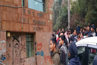 students stopped crime branch team to enter jnu campus