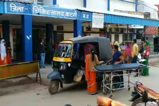 Delivery of woman in auto at District Hospital Gate