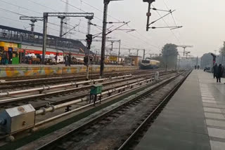 trains running late due to fog in delhi