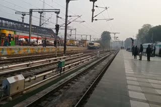 _fog affects train movement in delhi