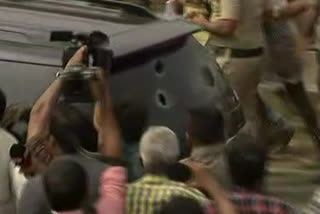 farmers-throw-stones-on-mlas-car