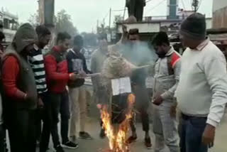 pakistan government effigy burnt