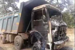 naxalities_fired two trucks_rajnandgaon