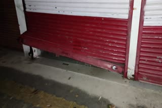 ieves break shutters of shops in Chintpurni