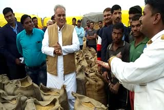 cm bhupesh baghel in paddy purchasing center