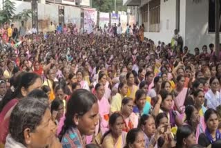 anganwadi-employees-march-on-zilla-parishad-in-nanded