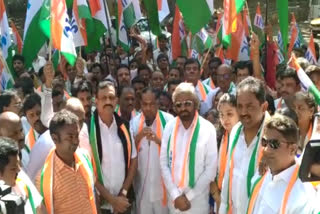 Congress leaders protest against the central government's labor policy in Bangalore