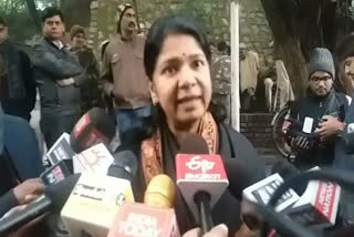 DMK MP Kanimozhi meets Injured students in JNU