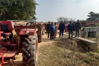 seized five tractors, पांच ट्रैक्टर जब्त