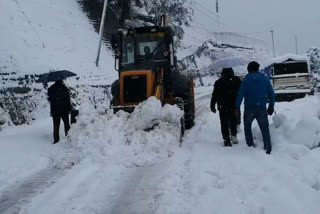 raod blocked due snowfall in kinnaur