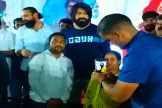 Fan's give Surprise to Rocking star Yash