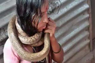 miracle-this-lady-wears-snake-around-her-neck