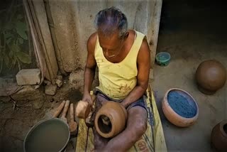 கரூரில் பொங்கல் மண்பானை செய்யும் பணி தீவிரம் மண்பானை செய்யும் பணி தீவிரம் Pongal Pot Making in Karur Pongal Pot Making Pot Making