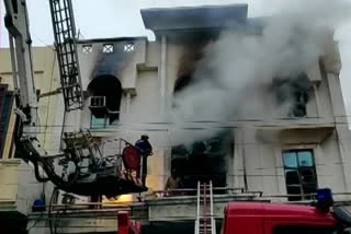 fire  Delhi fire  fire mishap  Patparganj fire  paper printing press  കിഴക്കന്‍ ഡല്‍ഹിയില്‍ തീപ്പിടിത്തം  തീപ്പിടിത്തം  ഡല്‍ഹി പൊലീസ്  വ്യവസായ മേഖലയില്‍ തീപ്പിടിത്തം  പട്പർഗഞ്ച് വ്യവസായ മേഖല