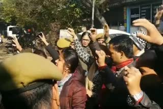 प्रदर्शन करते शिक्षक