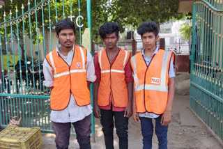 Three teens allowed to man traffic for the punishment of sharing TikTok video on the cop's van  പൊലീസ് വാഹനത്തിന് മുകളില്‍ ടിക് ടോക്  tik tok  tamil nadu  ട്രാഫിക് നിയന്ത്രണത്തിന് അവസരം നല്‍കി പൊലീസ്  Three teens allowed to man traffic for the punishment of sharing TikTok  Three teens allowed to man traffic for the punishment of sharing TikTok video on the cop's van