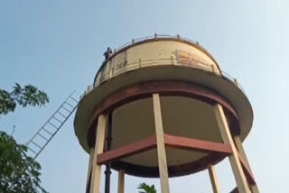 a man climbed on water tank at kanchikacharla  in krishna district