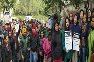 DUTA Protested outside delhi legislative assembly for their demands