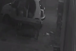 thieves steal stuffs from shop and ran from car