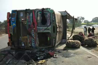 uncontrolled-truck-overturns-in-the-circle-to-save-bolero-in-seopur