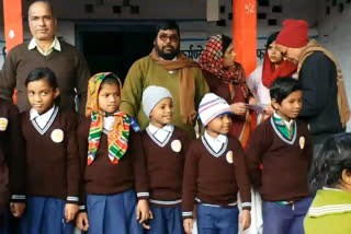 government-school-teachers-distributed-sweaters-to-children-in-bhind