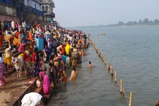 devotees-took-a-holy-dip-in-the-narmada-river