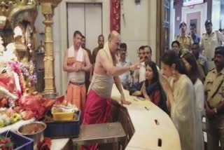 deepika-padukone-offers-prayers-at-shree-siddhivinayak-temple