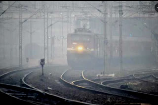 trains delayed  fog in delhi  train timing  trains delayed due to fog  ട്രെയിനുകൾ വൈകി ഓടുന്നു  കനത്ത മൂടൽമഞ്ഞ്