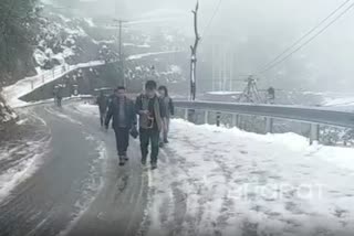 tourist facing problem due to snowfall in mussoorie