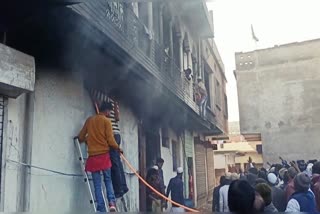 Fire in warehouse, latest news of Jharkhand, Lohardaga fire department,  fire in godown, गोदाम में लगी आग, लोहरदगा अग्निशमन विभाग, झारखंड की ताजा खबरें