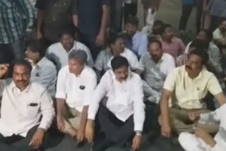 Tdp leaders dharna at bandar road