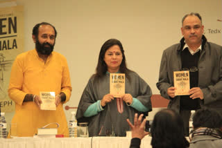 Meenakshi Lekhi releasing the book