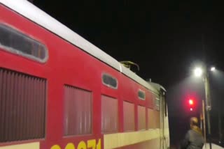 Dhanbad Railway Station, Dhanbad Railway Division, Train Engine Fail, Rajkot-Darbhanga Train, धनबाद रेलवे स्टेशन, धनबाद रेल मंडल, ट्रेन का इंजन फेल, राजकोट-दरभंगा ट्रेन