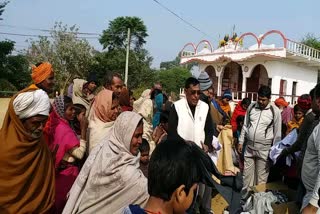 Social workers are distributing  clothes in banka