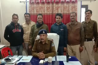 Smack smugglers climbed up with police in gwalior