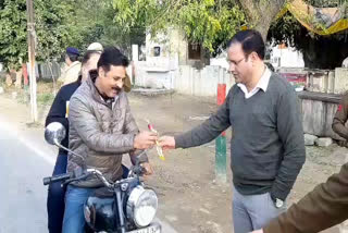 Vehicle drivers made aware by giving flowers in sirsa