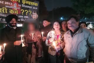 Former minister MS Bitta burnt candle in memory of Nirbhaya in delhi