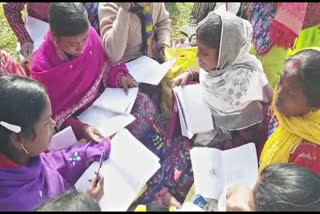 মাইক্ৰ' ফাইনেন্সৰ বিৰোধীতাৰে ওলাই আহিল মৰাণৰ মহিলা