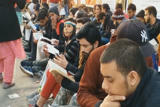 footpath turned into public library in Delhi