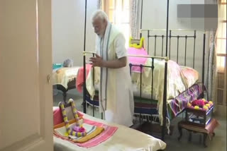 Swami Vivekananda  Birth anniversary of Swami Vivekananda  Swami Ramakrishna Paramhamsa  PM Modi at Belur Math  Rabindra Setu  PM pays obeisance at Belur Math  Ramakrishna Mission  Ramakrishna Math  PM Modi visit to Kolkata  PM Modi  Narendra Modi  സ്വാമി വിവേകാനന്ദൻ  പ്രധാനമന്ത്രി  മോദി  ബേലൂർ മഠം  കൊല്‍ക്കത്ത