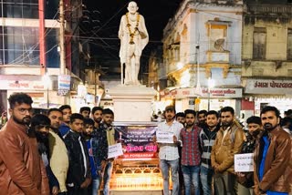 Tribute paid by NSUI in Porbandar to candle march to the rape victim of Modasa