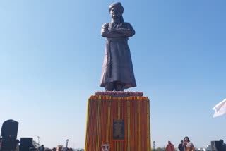 CM Hemant garlanded the statue of Swami Vivekananda in ranchi