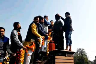 Lactation and wreath of vivekananda statue, विवेकानंद की प्रतिमा पर माल्यार्पण और पुष्पांजलि